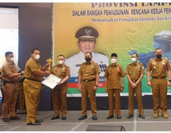 Pemkab Lambar Raih Penghargaan Terbaik I Dalam Perencanaan dan Pencapaian Pembangunan Daerah